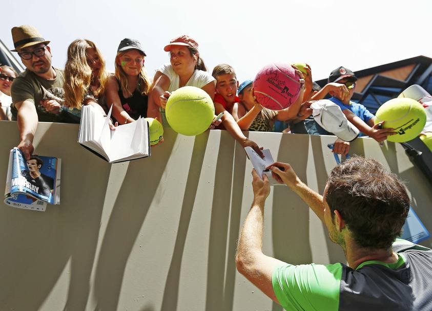 Australian Open 2015 Tennis. Andy Murray firma autografi ai fan (Action Images)